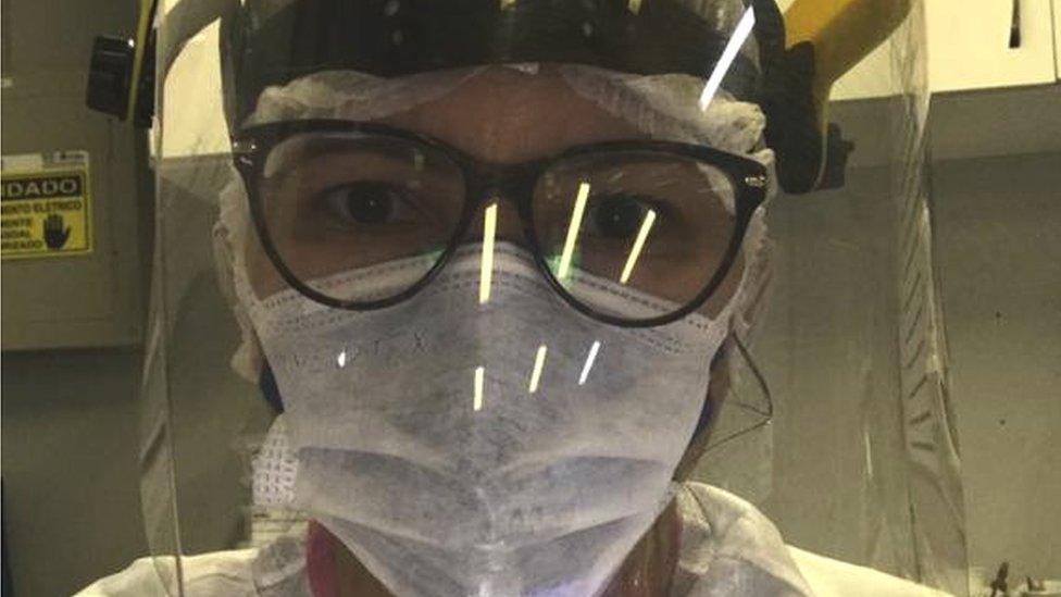 Elaine Oliveira posted on Instagram a picture in which she is wearing full protective gear