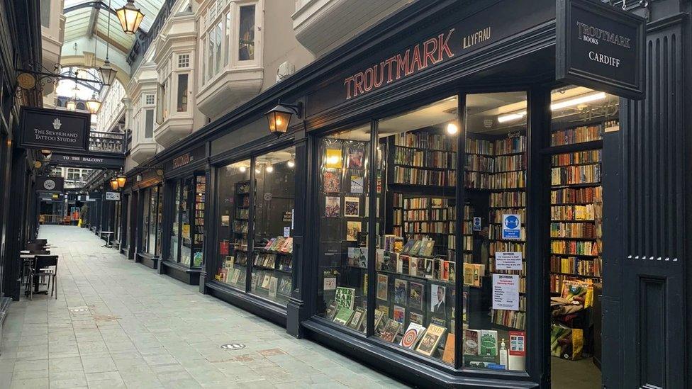 Bellach, siop lyfrau Troutmark sydd yn lle oedd The University Bookshop