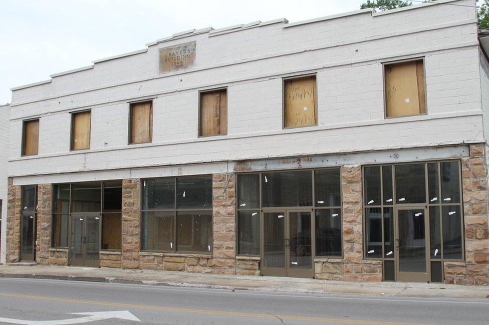 Line of empty stores in Jamestown