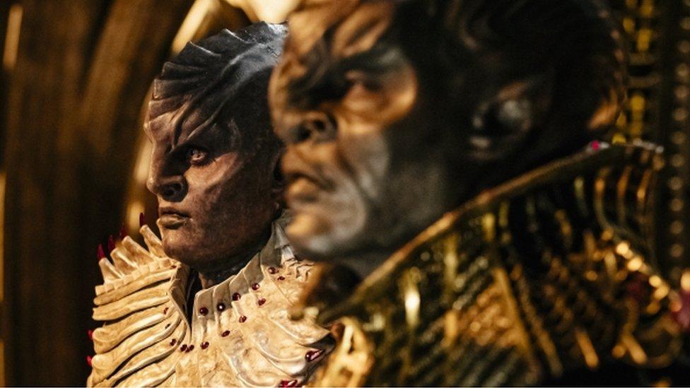 L'Rell, played by Mary Chieffo, and T'Kuvma, played by Chris Obi