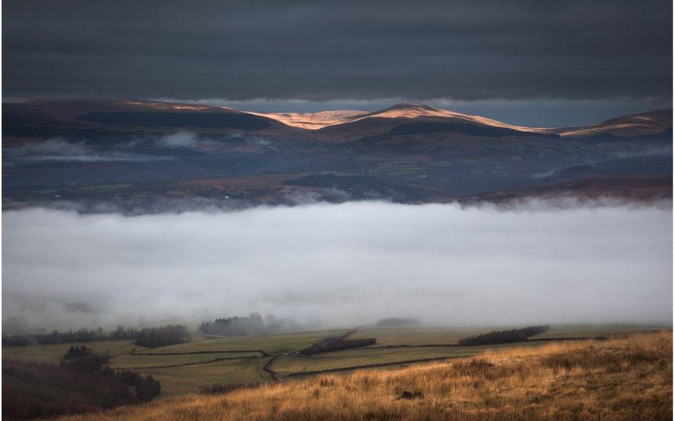 Niwl yn y dyffryn ym Mannau Brycheiniog, o Fynydd Rhigos