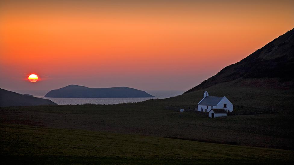 Eglwys Mwnt ac Ynys Ceredigion