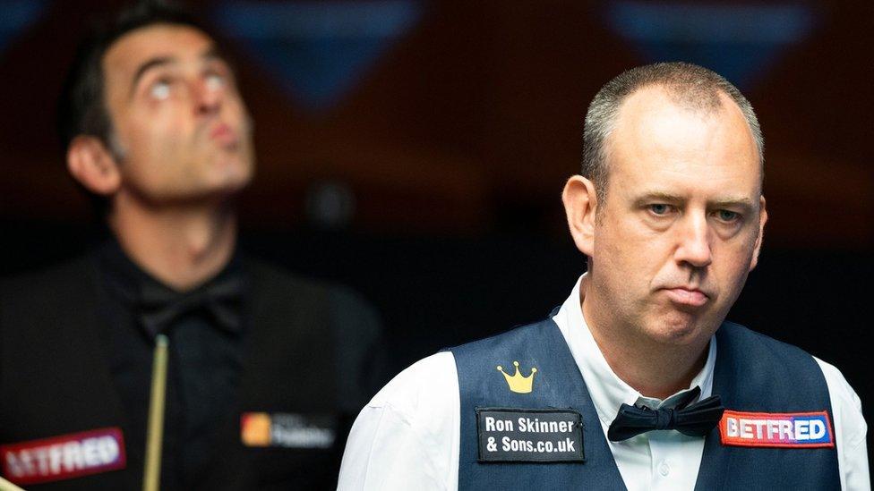 Mark Williams (ar y dde) a Ronnie O'Sullivan