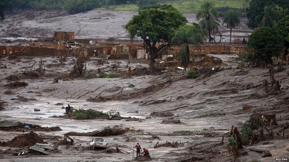 Rescue workers in Bento Rodrigues