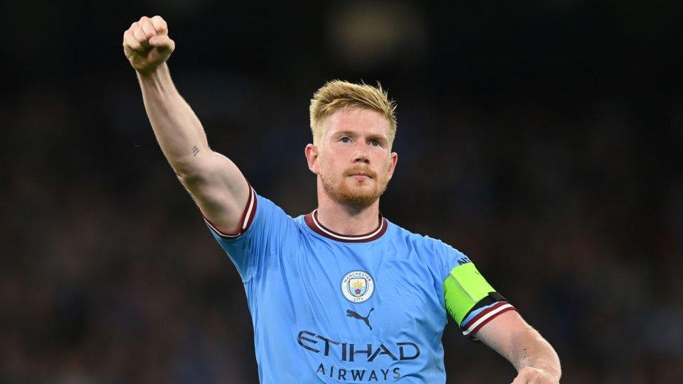 Kevin de Bruyne with his hand held up