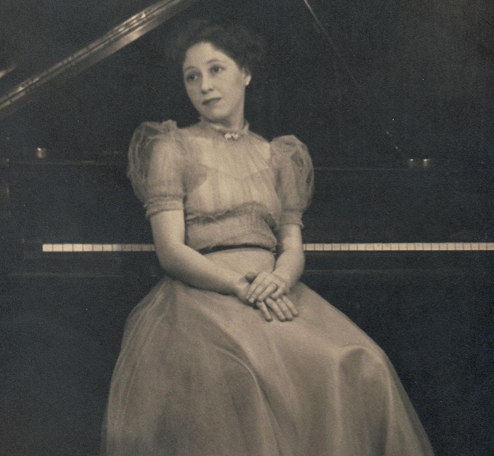 Dame Fanny in concert dress at the age of 21