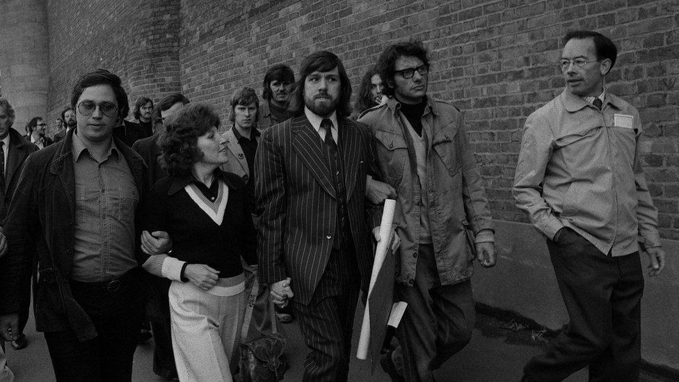 Ricky Tomlinson (centre) leaving prison after his sentence