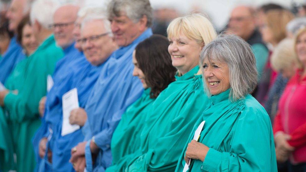 "Sefydliad ynddi hi ei hun!". Roedd Linda Brown o Theatr Bara Caws ymysg y rhai cafodd eu hurddo eleni. // Gorsedd members, known as druids, include poets, writers, musicians, artists and others who have made a distinguished contribution to the Welsh nation, the language, and its culture.