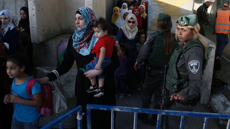 Palestinians pass through checkpoint between Bethlehem and Jerusalem (24/06/16)