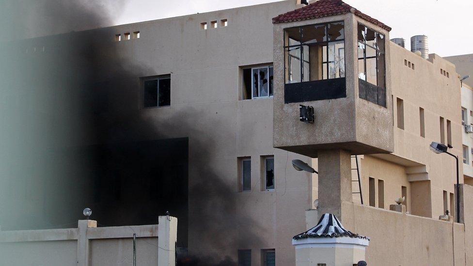 Police station on fire in El-Arish, Egypt (11/02/11)