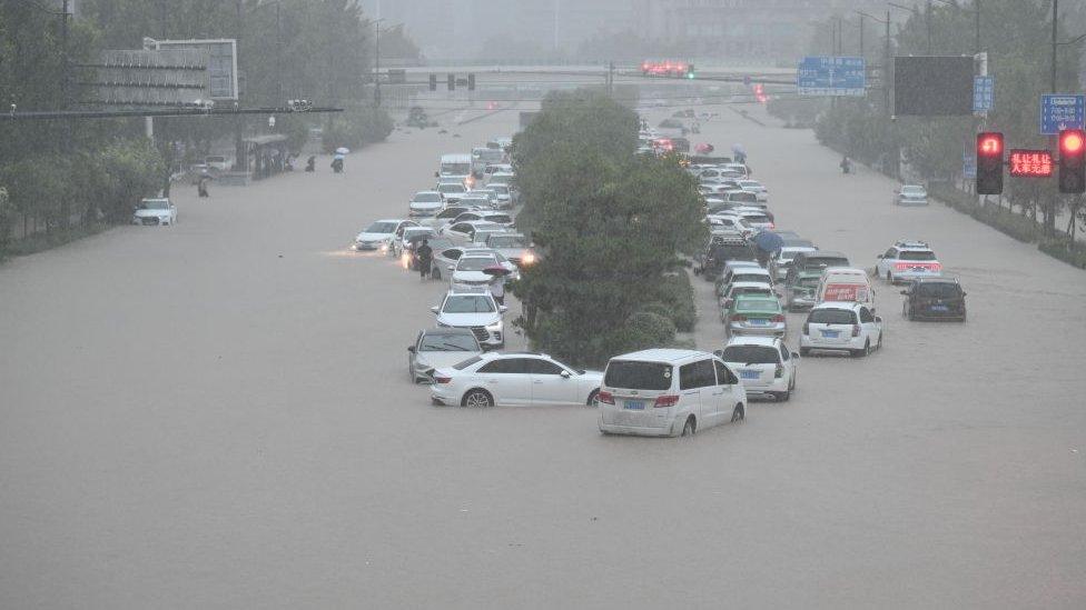 cars-stranded-in-flooded-road-in-China