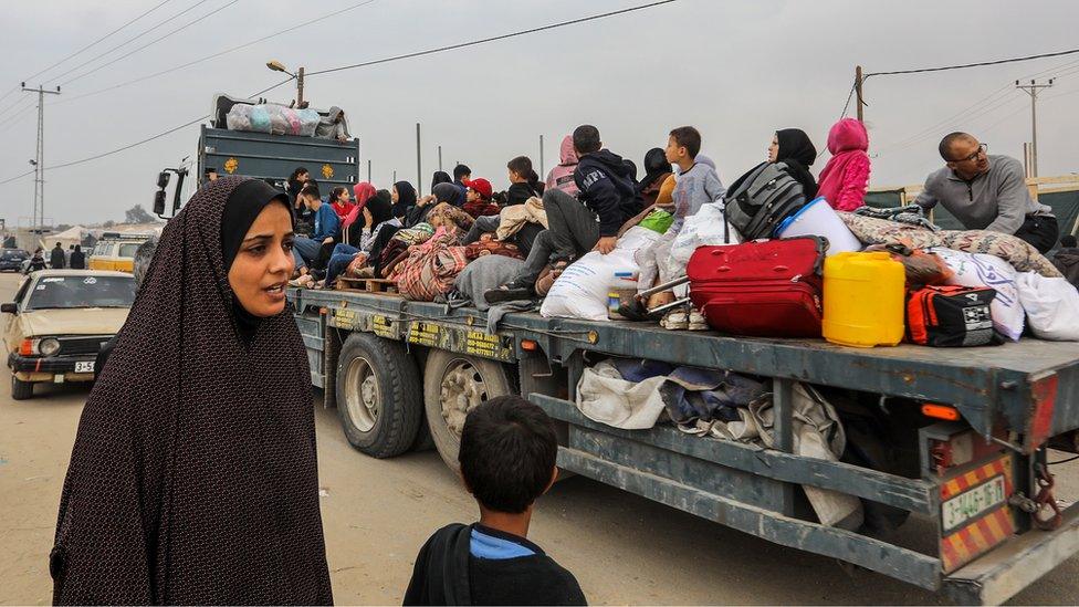 people leave Khan Younis for Rafah on 5 Dec