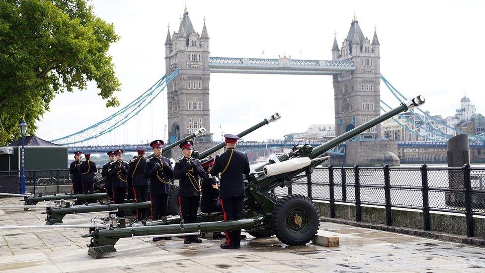 The-King's-Troop-Royal-Horse-Artillery-firing-gun-salutes.