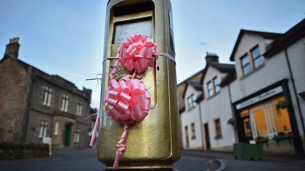 Gold-post-box.