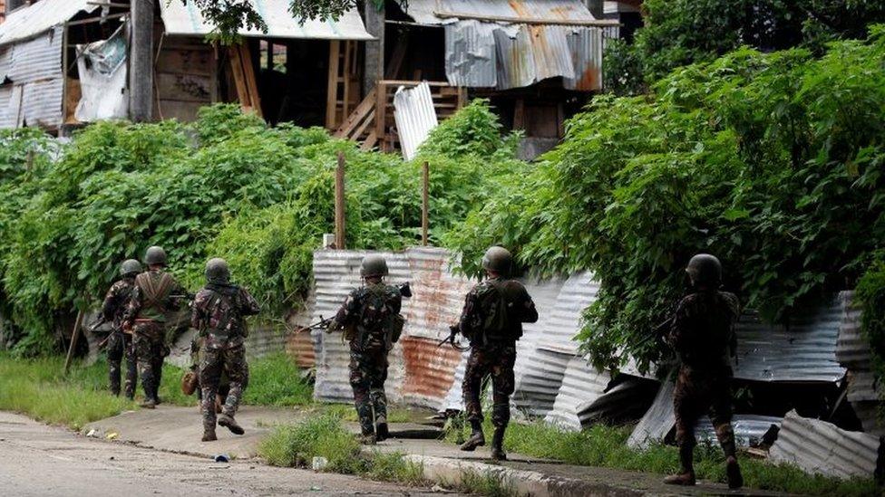 Government soldiers fighting the Maute group advance their position in Marawi City (28 May 2017)