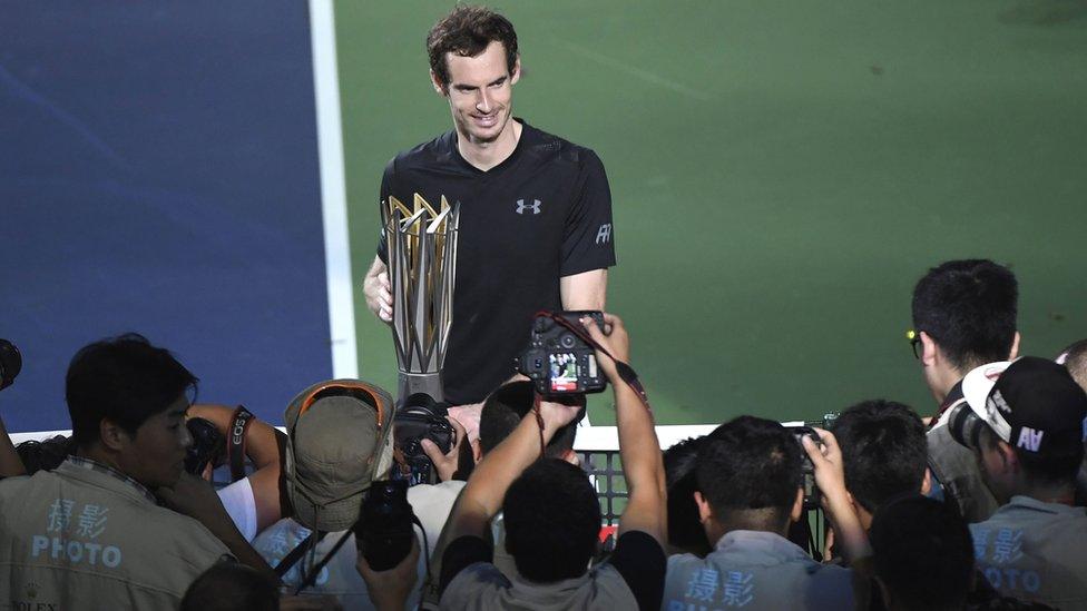 Andy Murray holding trophy