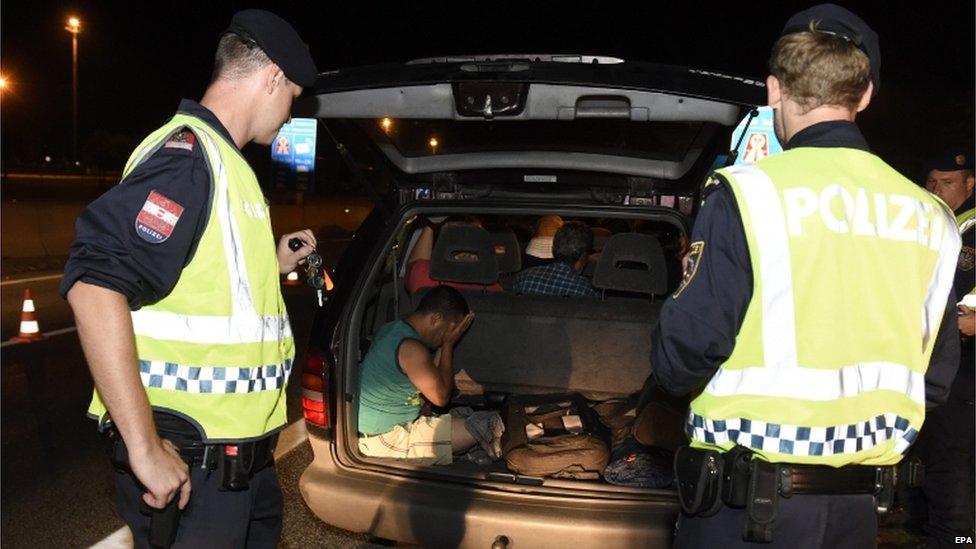 Police find migrants in car on Austrian border (30 August)