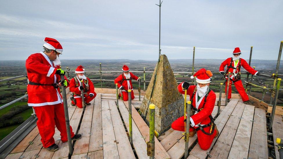 Santas erecting scaffolding around the Wellington Monument