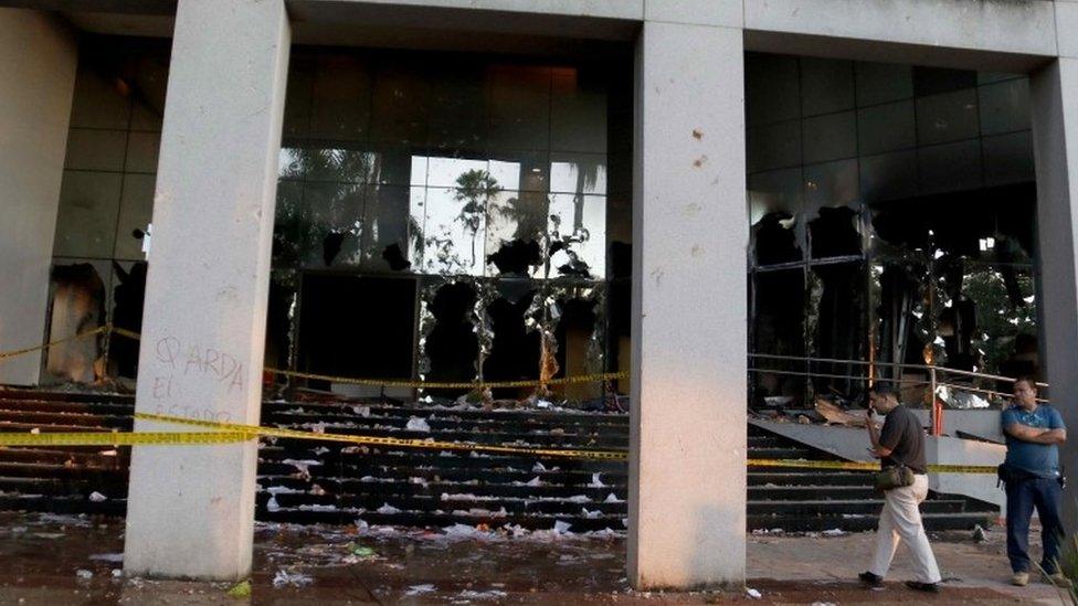 People looking at the damages at the congress building after Friday's protests (01/04/2017)