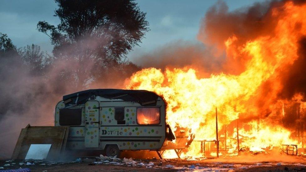 A burning caravan at the Jungle migrant camp in Calais (28 October 2016)