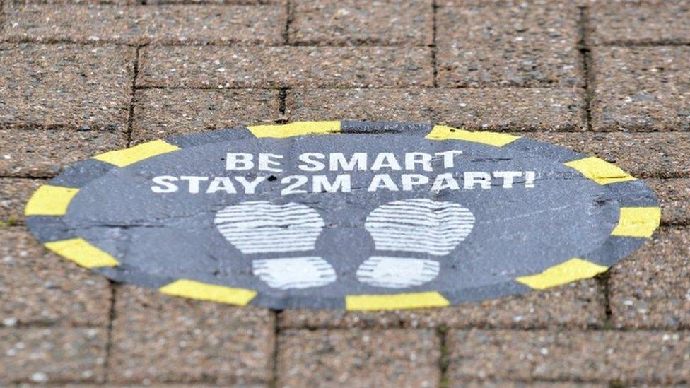 Sign asking people to stay 2m apart