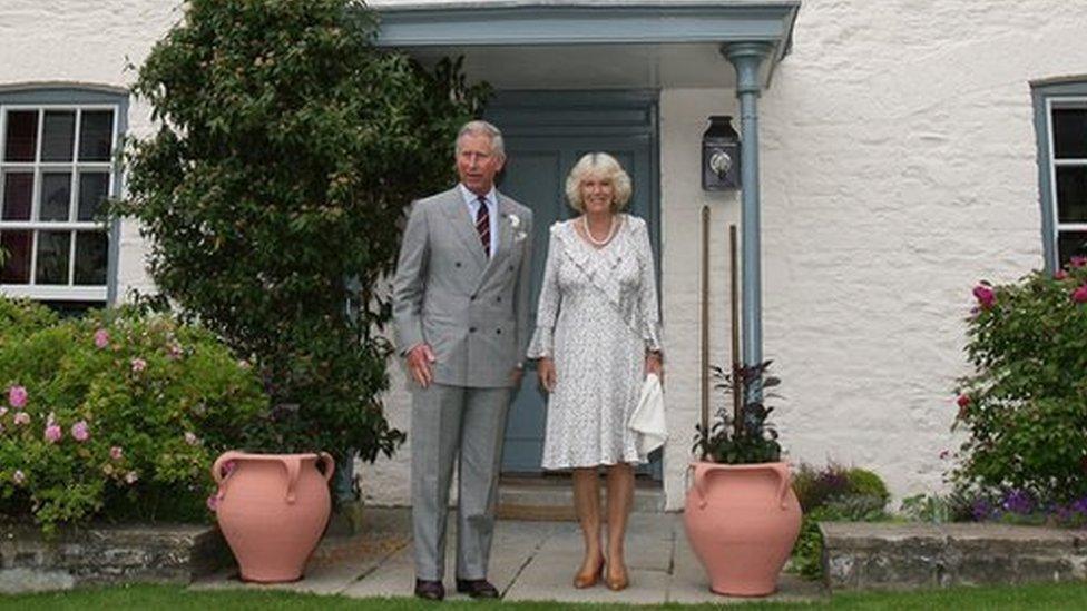 Charles a Camilla ar garreg drws Llwynywermod yn 2009