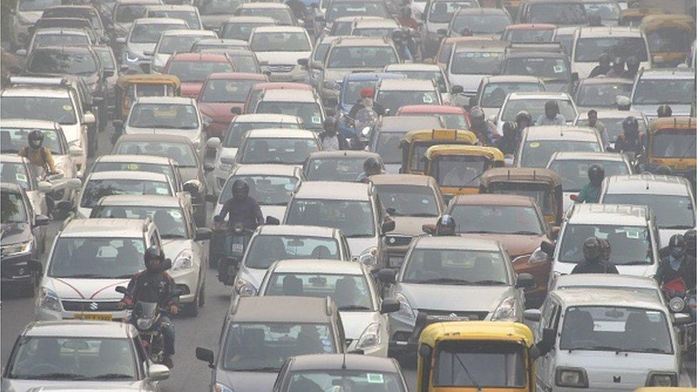 Motorist drive amid heavy smog in New Delhi on November 14, 2017. Doctors declared a public health emergency in New Delhi when choking smog descended on the capital and elsewhere in northern India, prompting authorities to close schools, ban construction and bar trucks from entering the city.