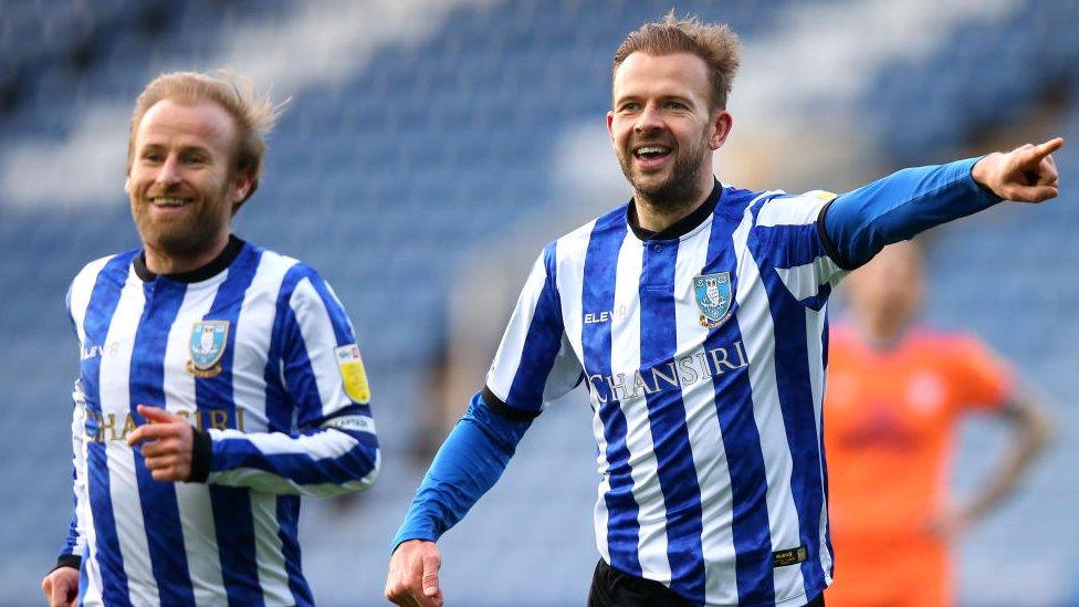 Barry Bannan a Jordan Rhodes yn dathlu un o goliau Wednesday