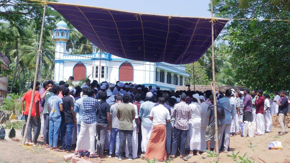 People offering prayers at the graveyard of the 11 persons died in the boat accident at Tanur