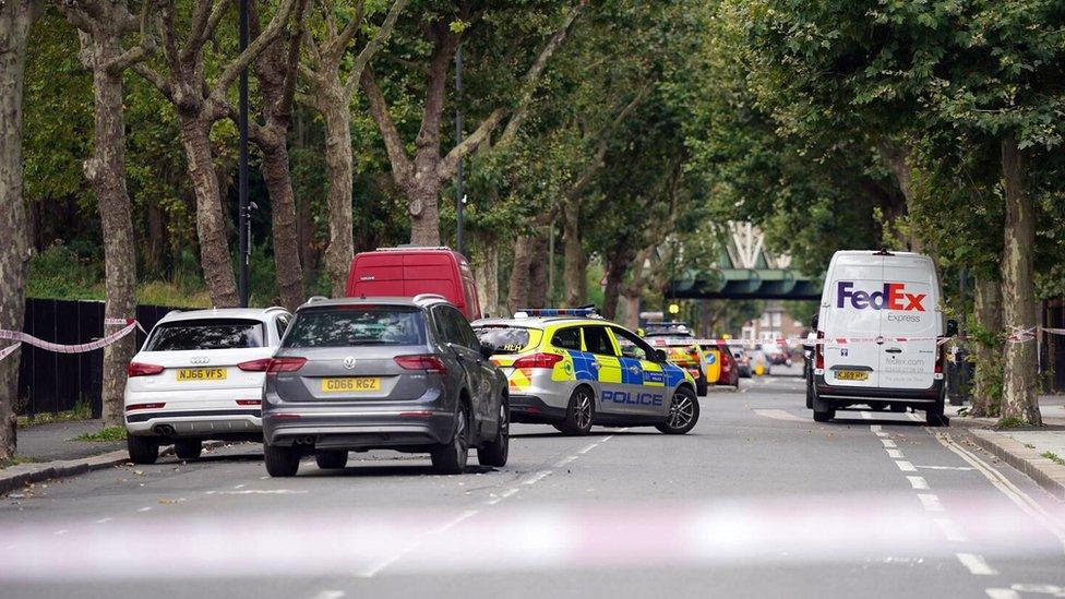 Cars behind cordon on Du Cane Road