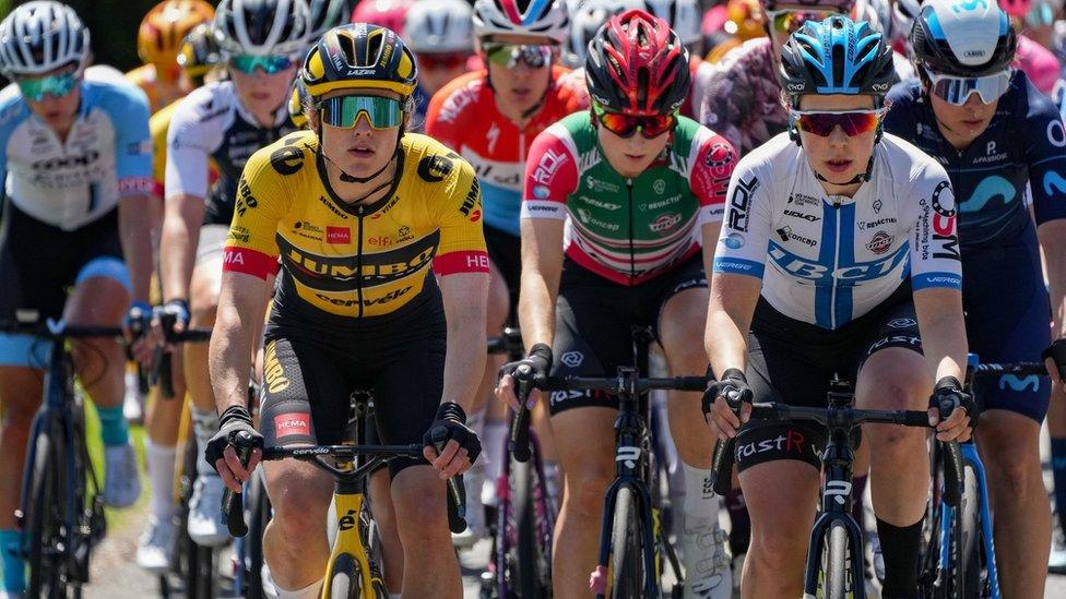 Cyclists beginning women's Classique race