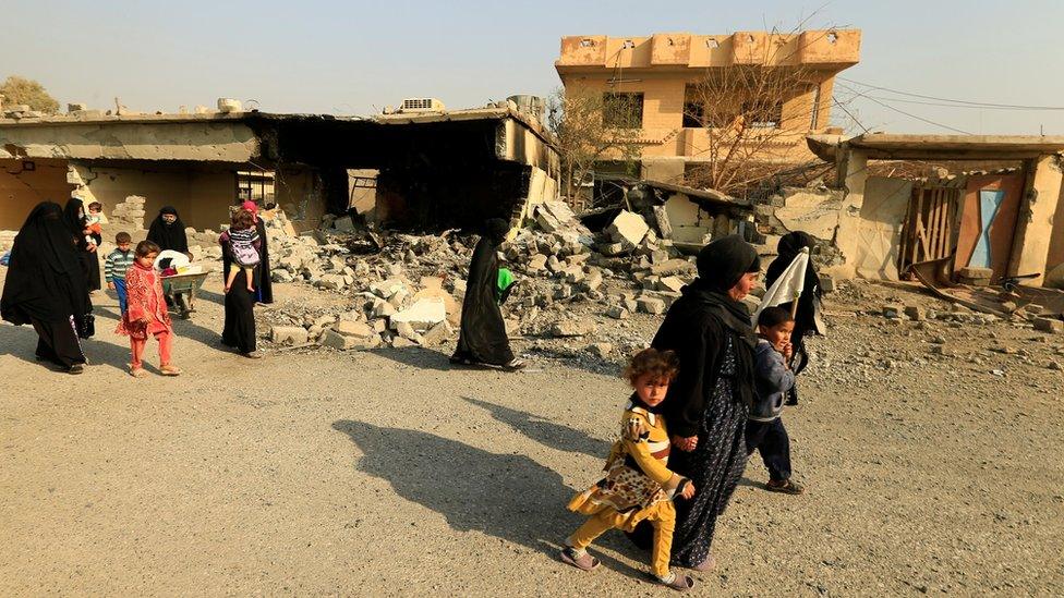 Displaced people walk through Hamam al-Alil, south of Mosul (7 November 2016)