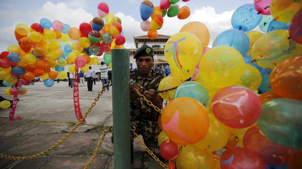 Soldier ties balloons outside parliament on 20 September 2015