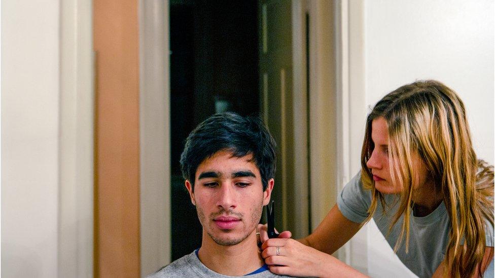 Madeleine cutting her boyfriend's hair