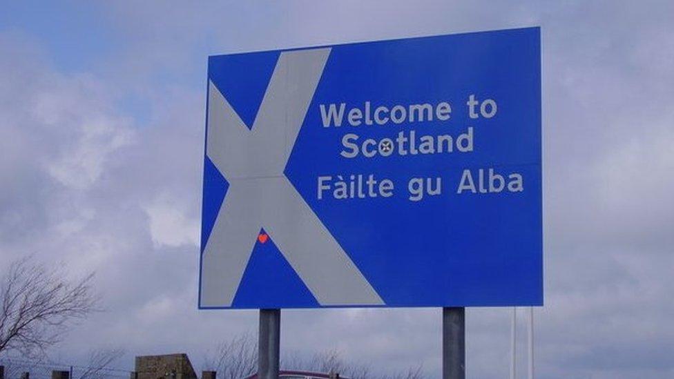 Soidhne le Fàilte gu Alba sgrìobhte air