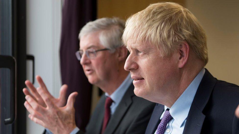 Mark Drakeford a Boris Johnson