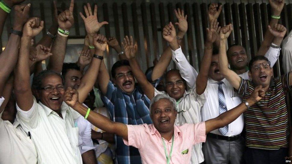 United National Party (UNP) supporters celebrate the possible formation of a new government following the general elections in Colombo (18 August 2015)