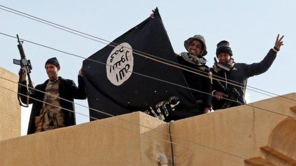 Iraqi soldiers with IS flag on building in Muthana district (08/01/17)