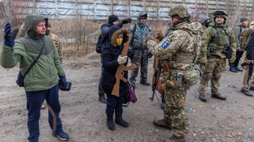 Reservists train with army officers in Ukraine