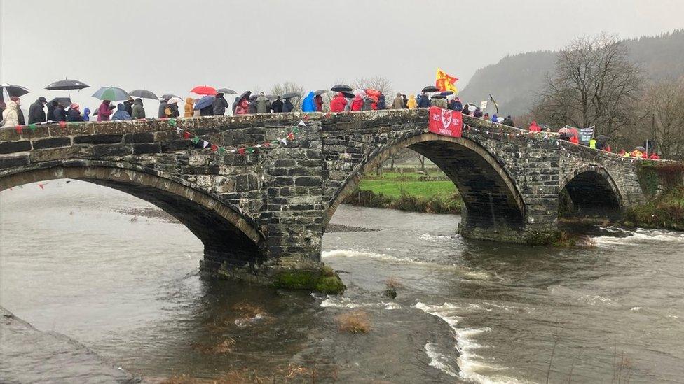 Gorymdaith protest ail dai Llanrwst