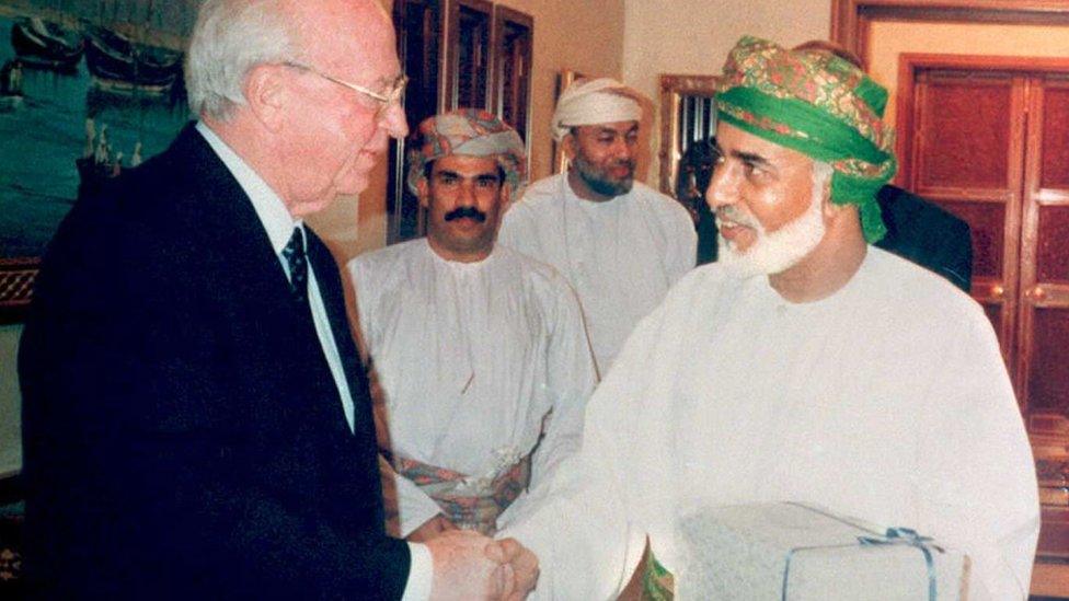 Yitzhak Rabin (left) and Sultan Qaboos shake hands (Dec 1994)