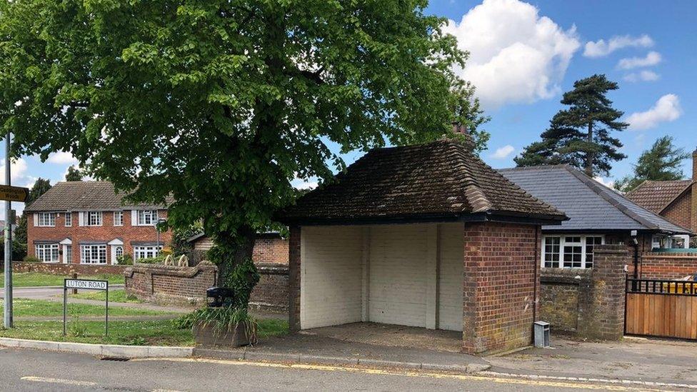 Bus shelter