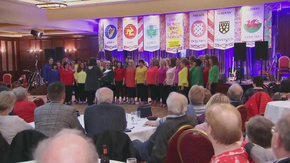 Mae 'na gystadlu brŵd yn yr Ŵyl Ban Geltaidd bob blwyddyn
