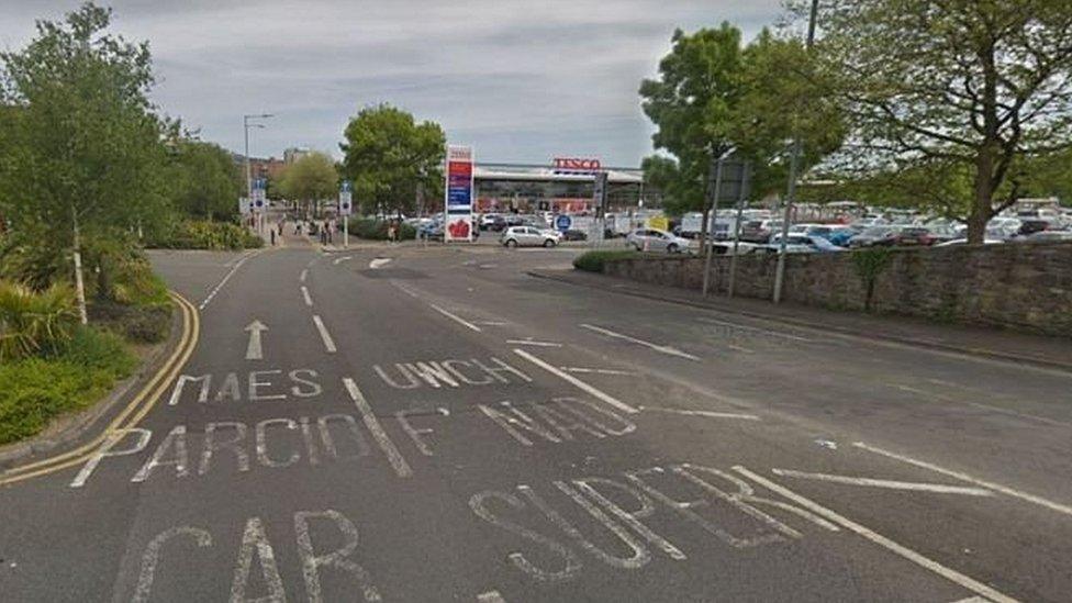 Safle'r gwrthdrawiad ger archfarchnad Tesco