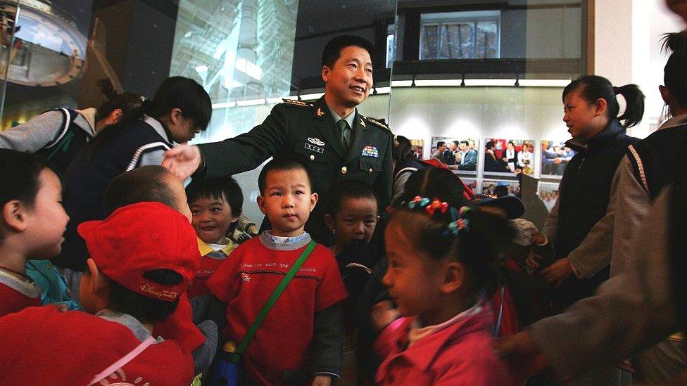 Yang Liwei and children