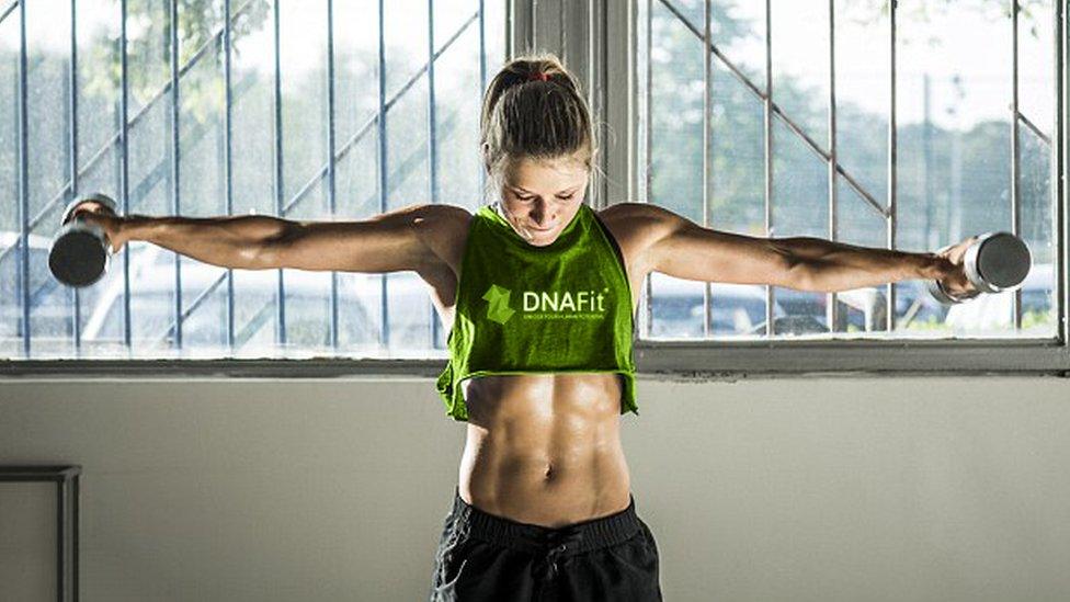 Muscly woman doing weights