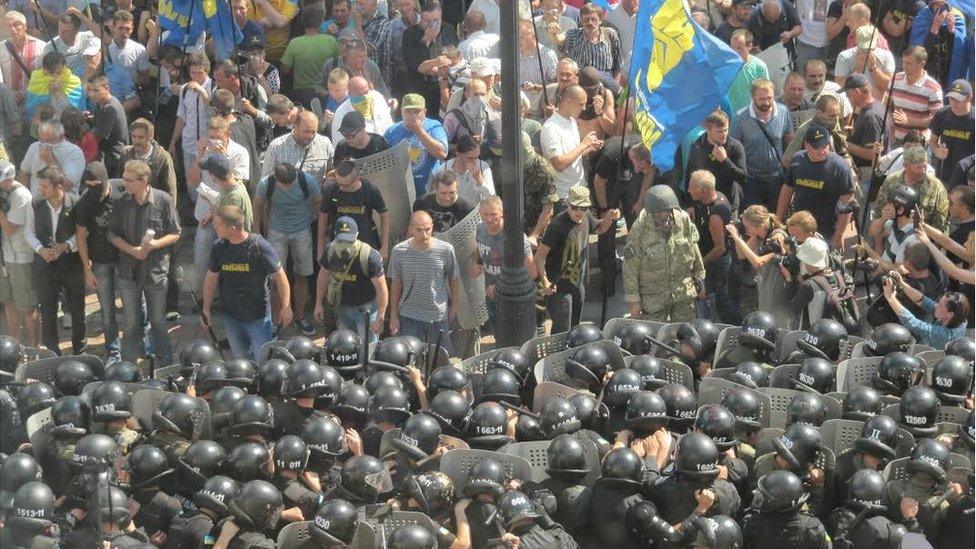 Crowds face riot police in Kiev