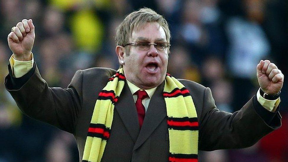 Mi fuodd Elton John yn dathlu llond trol o goliau Malcolm yn Watford