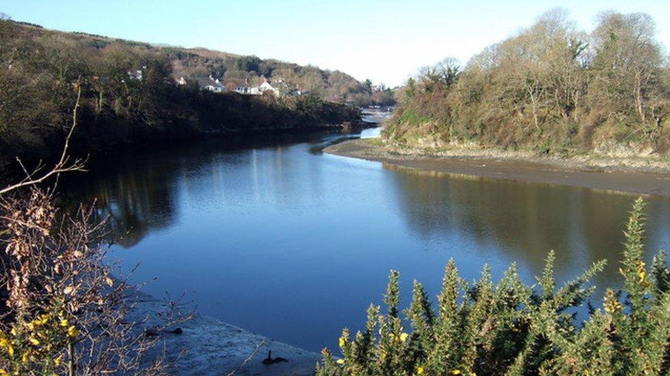 Afon Teifi flowing through St Dogmaels