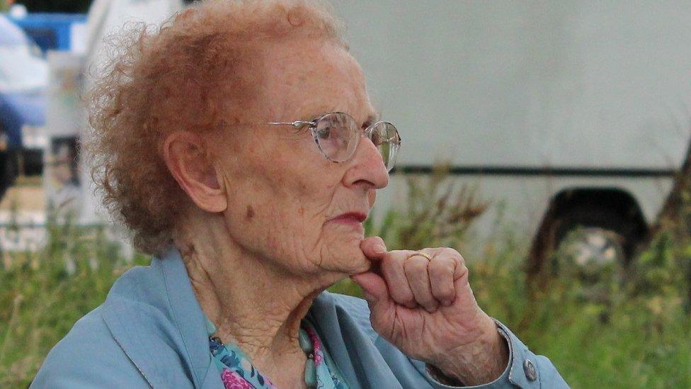 Un o gystadleuwyr hynaf yr Eisteddfod, Helena Jones o Aberhonddu wnaeth gymryd rhan yn y gystadleuaeth Llefaru Unigol // At almost 100 years of age, Helena Jones is one of the oldest competitors to appear on the main Pavilion stage